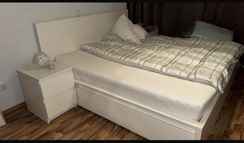 Neuwertiges bett mit - bett,